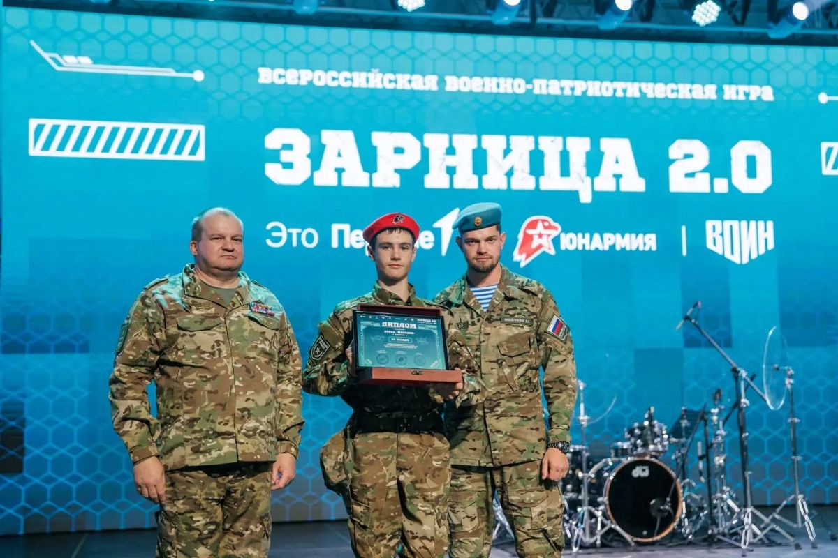 Два отряда Ленобласти выступили на втором заезде финала Всероссийской военно-патриотической игры «Зарница 2.0». «Матаков» из Тихвинского района занял пятое общекомандное место, «Легион ГПК» из Гатчинского округа —... Два отряда Ленобласти выступили на втором заезде финала Всероссийской военно-патриотической игры «Зарница 2.0». «Матаков» из Тихвинского района занял пятое общекомандное место, «Легион ГПК» из Гатчинского округа —...