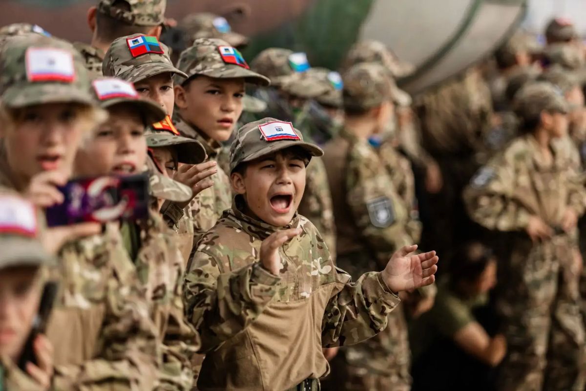 Два отряда Ленобласти выступили на втором заезде финала Всероссийской военно-патриотической игры «Зарница 2.0». «Матаков» из Тихвинского района занял пятое общекомандное место, «Легион ГПК» из Гатчинского округа —... Два отряда Ленобласти выступили на втором заезде финала Всероссийской военно-патриотической игры «Зарница 2.0». «Матаков» из Тихвинского района занял пятое общекомандное место, «Легион ГПК» из Гатчинского округа —...