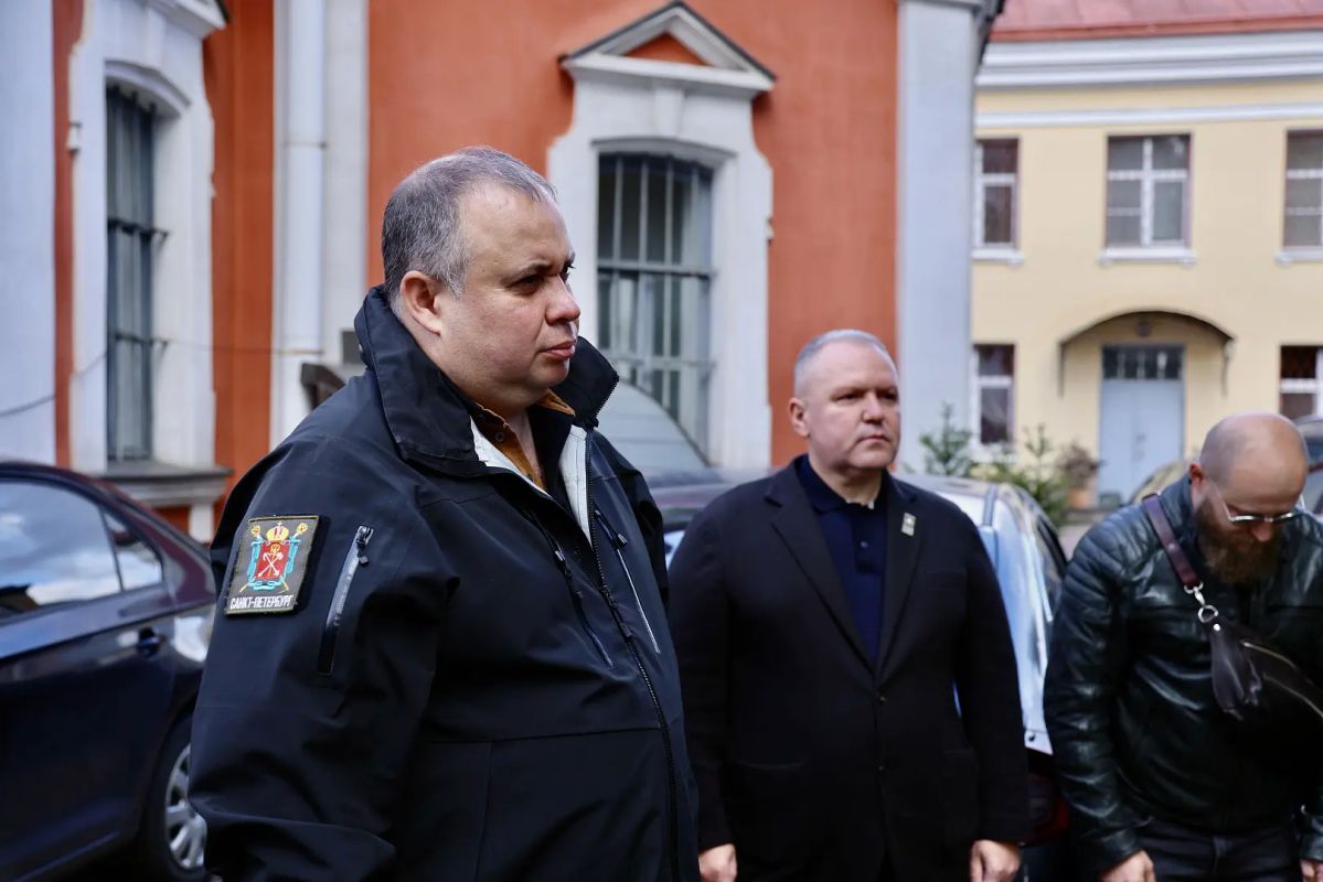 В Ленинградский полк отправили 102-й гуманитарный конвой В Ленинградский полк отправили 102-й гуманитарный конвой