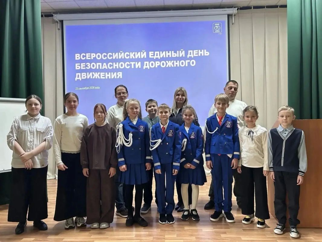 Во Всероссийский день безопасности дорожного движения учащиеся школ № 6 и № 7 города Волхова познакомились с историей дорог, дорожных знаков и Госавтоинспекции, повторили правила дорожного движения и узнали об особенностях... Во Всероссийский день безопасности дорожного движения учащиеся школ № 6 и № 7 города Волхова познакомились с историей дорог, дорожных знаков и Госавтоинспекции, повторили правила дорожного движения и узнали об особенностях...