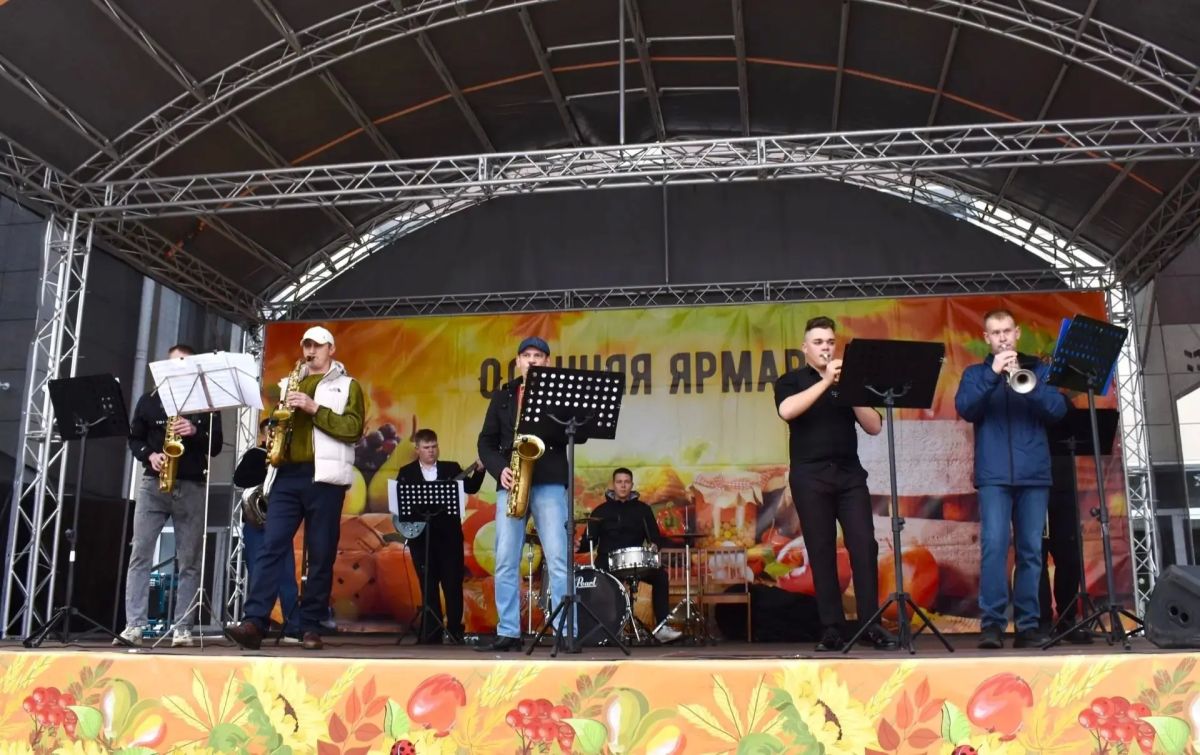 В Луге проходит осенняя сельскохозяйственная ярмарка «Наше, Ленинградское» В Луге проходит осенняя сельскохозяйственная ярмарка «Наше, Ленинградское»