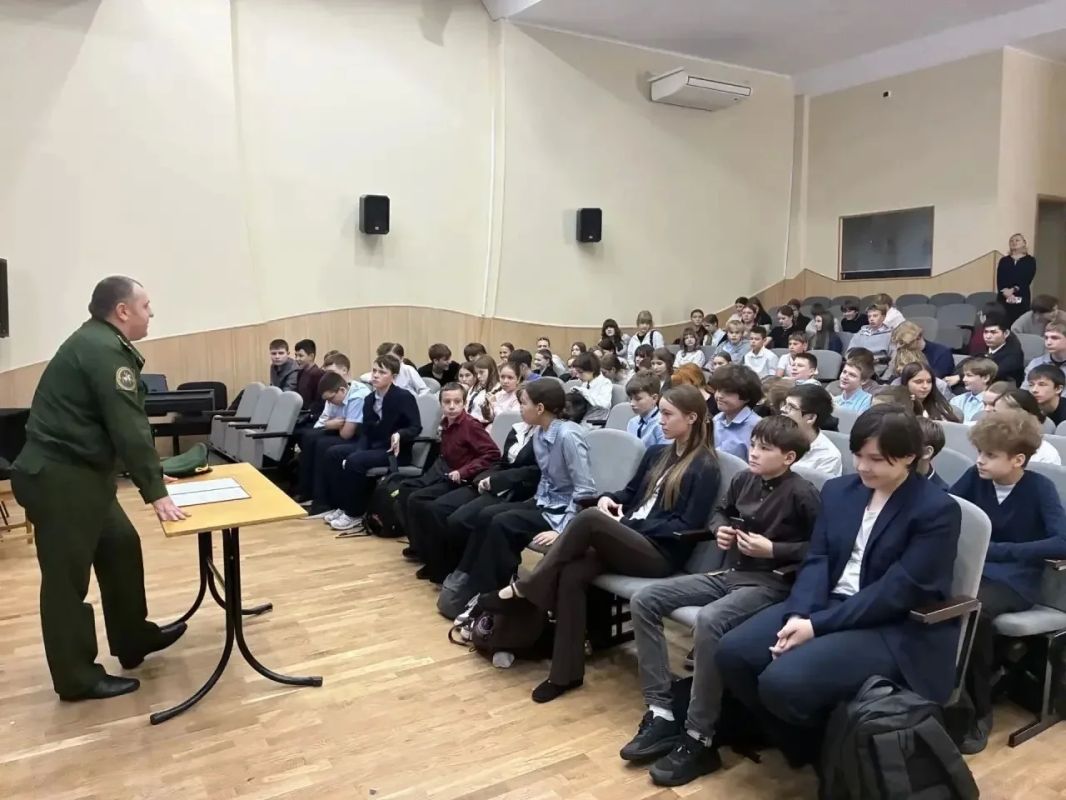 Офицеры военного следственного управления СК России по Ленинградскому военному округу провели профилактическое занятие с учащимися Офицеры военного следственного управления СК России по Ленинградскому военному округу провели профилактическое занятие с учащимися