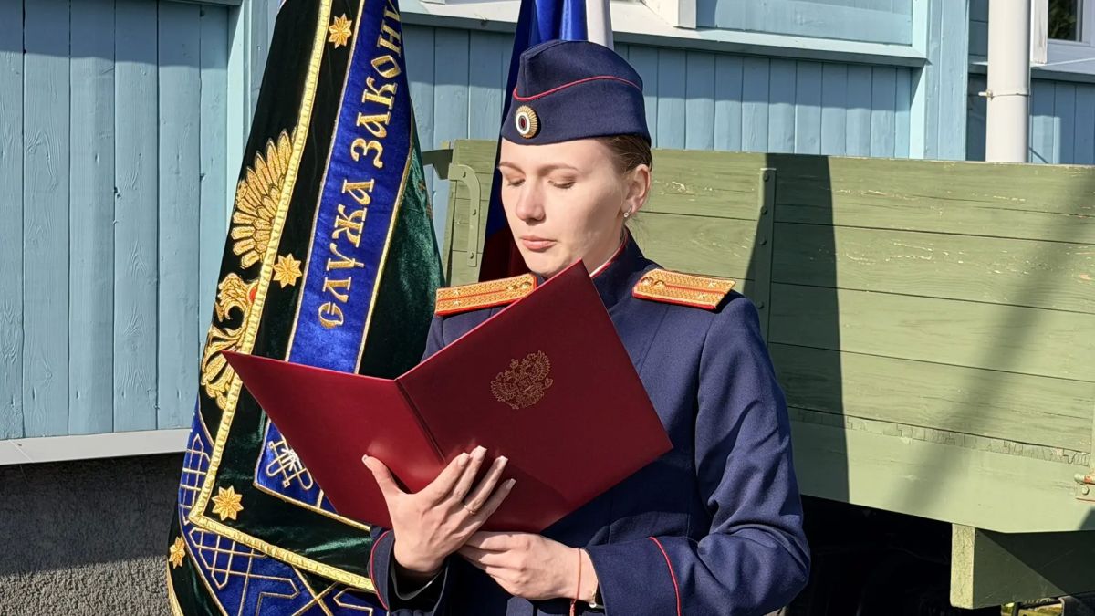 Молодые сотрудники СУ СК России по Ленинградской области приняли Присягу у легендарной Дороги жизни Молодые сотрудники СУ СК России по Ленинградской области приняли Присягу у легендарной Дороги жизни