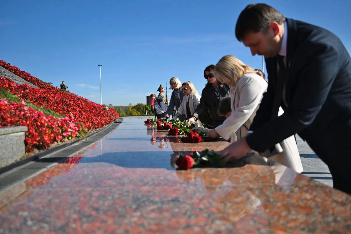 Александр Дрозденко: Сегодня во время визита в Республику Беларусь возложили цветы к мемориалу «Курган Славы» Александр Дрозденко: Сегодня во время визита в Республику Беларусь возложили цветы к мемориалу «Курган Славы»
