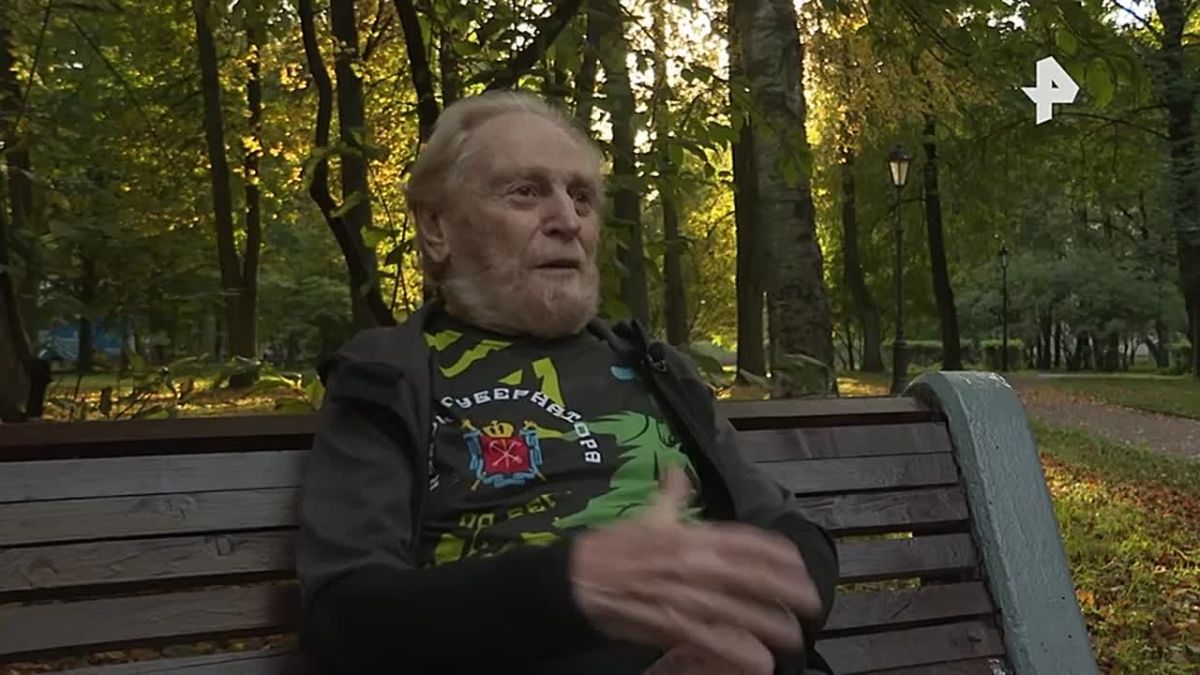 "Без бега я просто не могу": преодолевший "Атомный забег" в Сосновом Бору в Ленобласти 91-летний Михаил Гершман рассказал РЕН ТВ, что бег стал частью его жизни