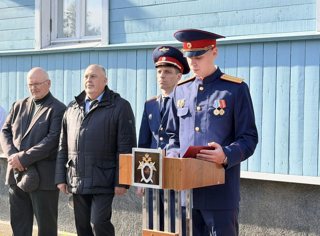 Молодые сотрудники СУ СК России по Ленинградской области приняли Присягу у легендарной Дороги жизни Молодые сотрудники СУ СК России по Ленинградской области приняли Присягу у легендарной Дороги жизни
