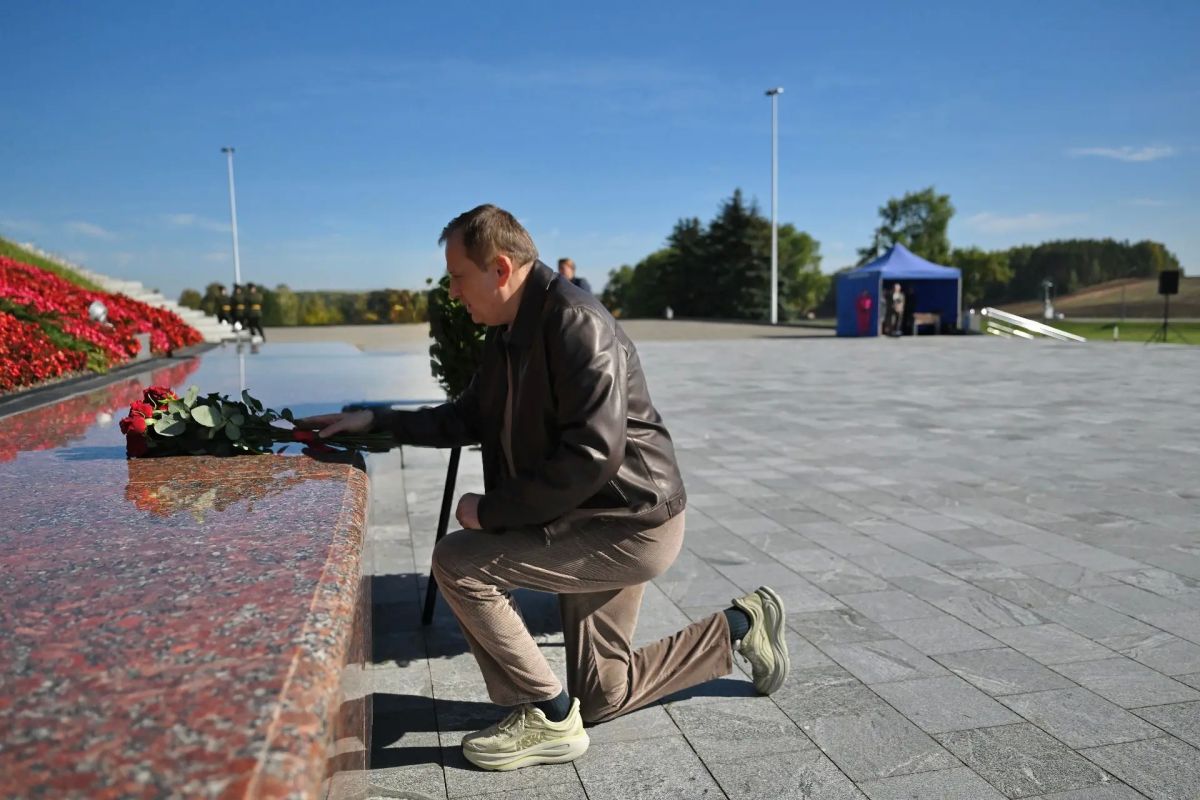 Александр Дрозденко: Сегодня во время визита в Республику Беларусь возложили цветы к мемориалу «Курган Славы» Александр Дрозденко: Сегодня во время визита в Республику Беларусь возложили цветы к мемориалу «Курган Славы»