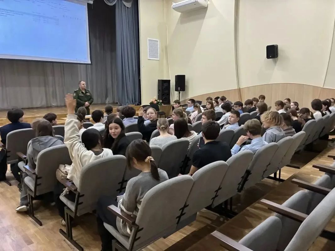 Офицеры военного следственного управления СК России по Ленинградскому военному округу провели профилактическое занятие с учащимися Офицеры военного следственного управления СК России по Ленинградскому военному округу провели профилактическое занятие с учащимися
