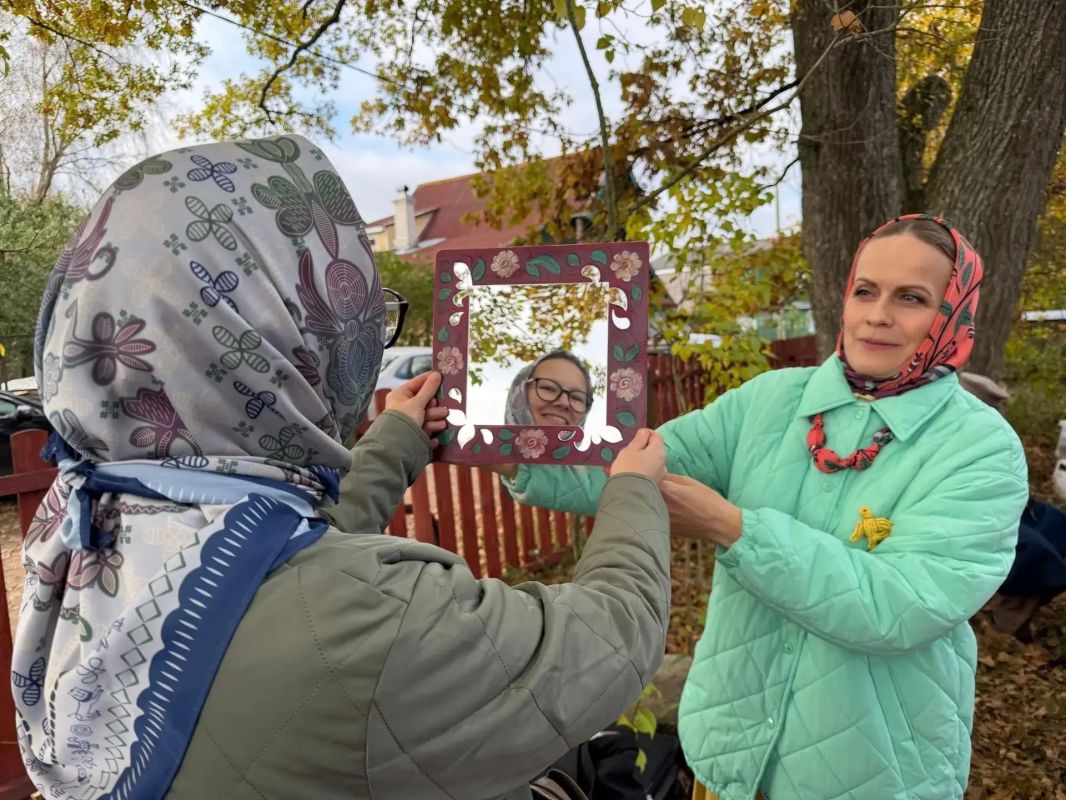 В деревне Лампово Гатчинского округа впервые прошёл Фестиваль прялочных росписей «Птицы на прялке» В деревне Лампово Гатчинского округа впервые прошёл Фестиваль прялочных росписей «Птицы на прялке»