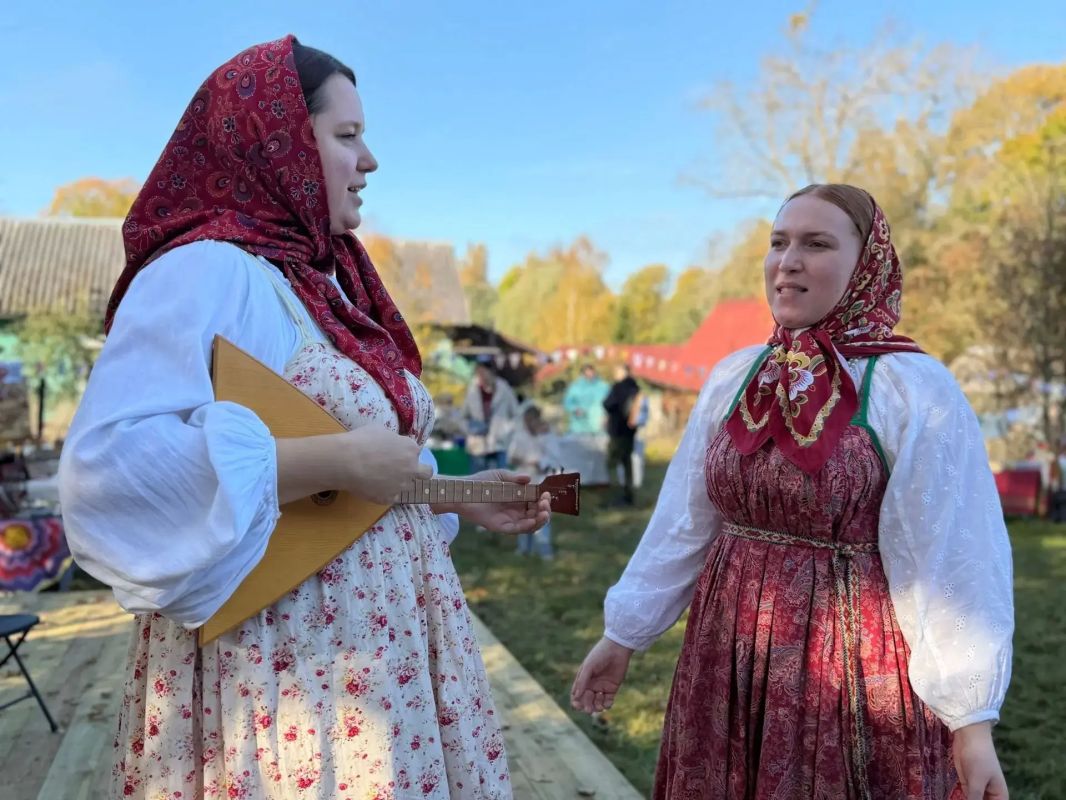 В деревне Лампово Гатчинского округа впервые прошёл Фестиваль прялочных росписей «Птицы на прялке» В деревне Лампово Гатчинского округа впервые прошёл Фестиваль прялочных росписей «Птицы на прялке»