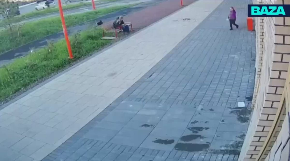 Кусок фасада едва не убил двух женщин в Ленобласти