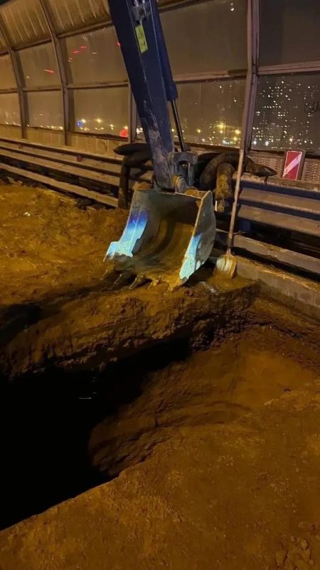 Двух рабочих засыпало песком в траншее на КАД Двух рабочих засыпало песком в траншее на КАД