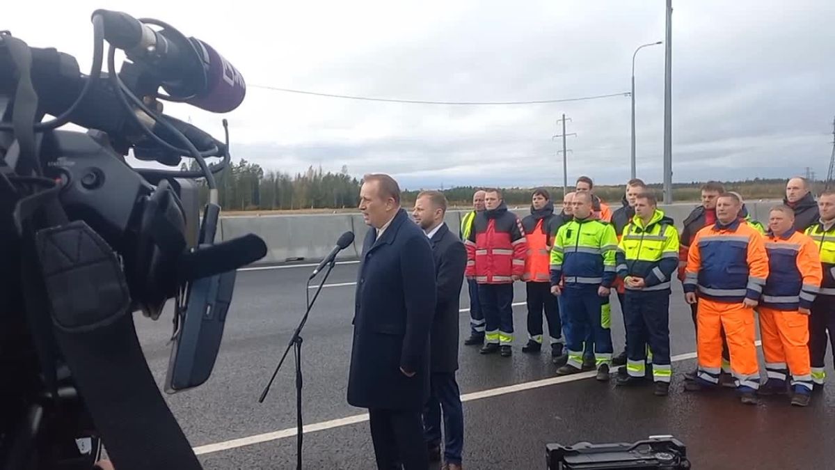 #ПрямоСейчас губернатор Ленинградской области Александр Дрозденко участвует в торжественной церемонии открытия участков дорог: