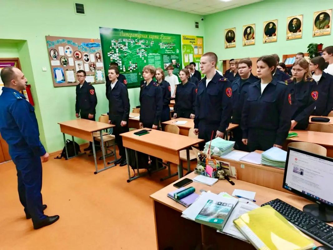 Волховским городским прокурором Виталием Сеидовым проведена лекция для учащихся МОБУ «Волховская СОШ №7»