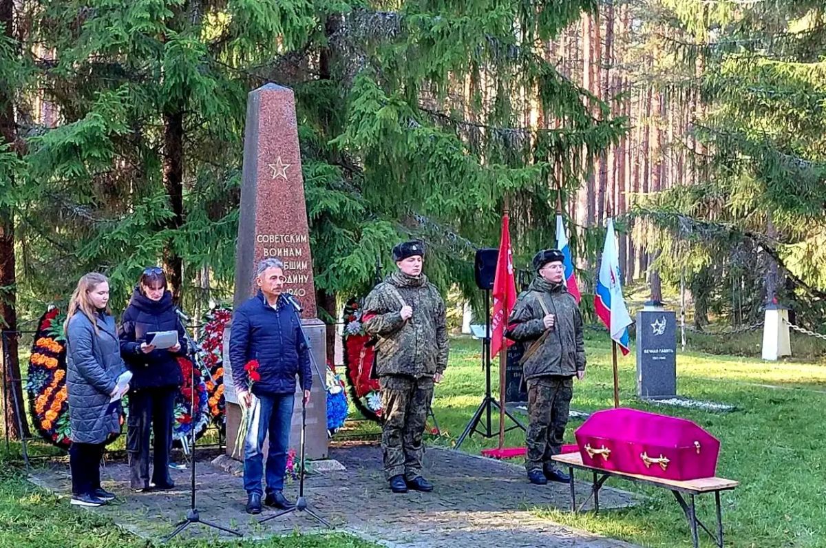 На братском воинском захоронении вблизи деревни Красноозерное Приозерского района состоялось захоронение останков двух бойцов Красной Армии