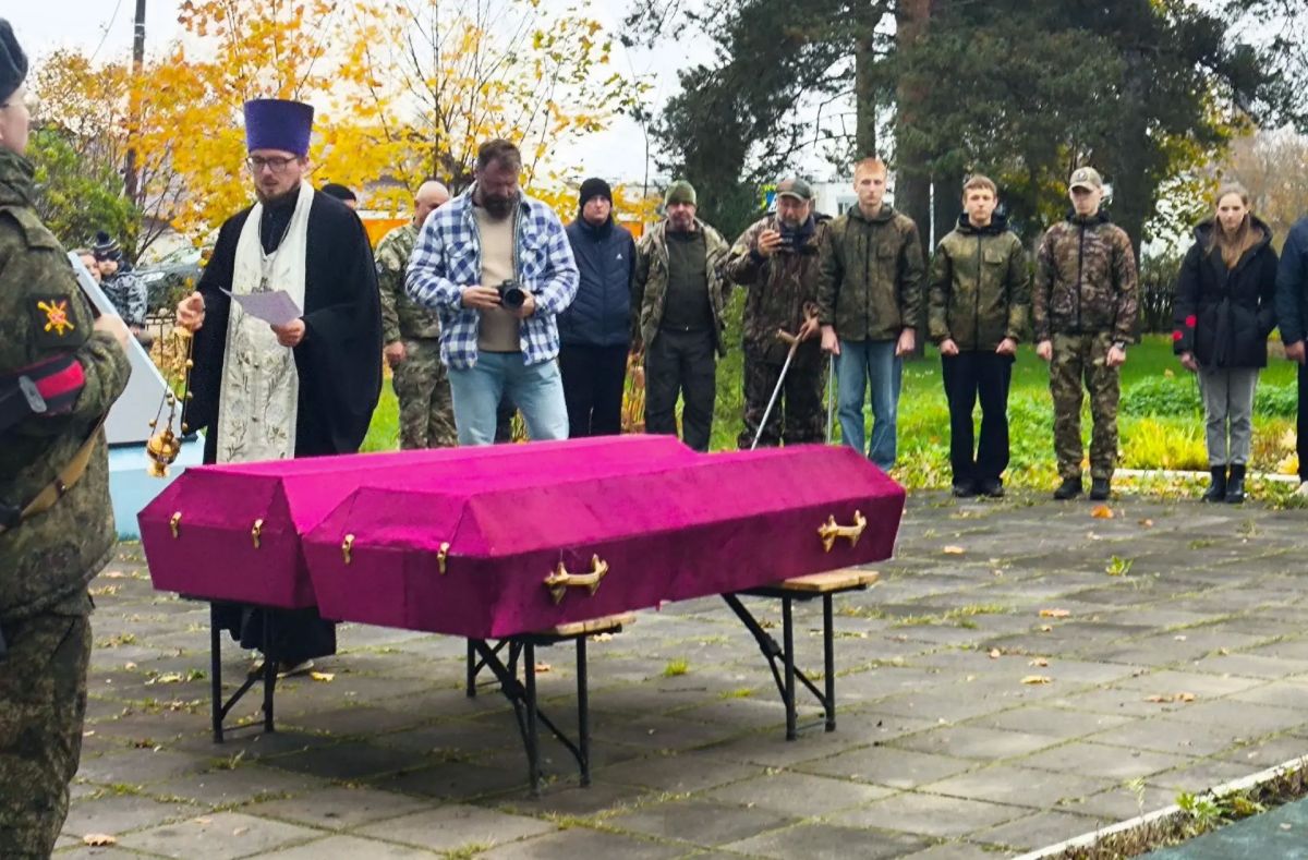 16 октября на братском воинском захоронении в поселке Мельниково Приозерского района состоялась торжественно-траурная церемония захоронения останков воинов Красной Армии, погибших в годы Великой Отечественной войны 16 октября на братском воинском захоронении в поселке Мельниково Приозерского района состоялась торжественно-траурная церемония захоронения останков воинов Красной Армии, погибших в годы Великой Отечественной войны
