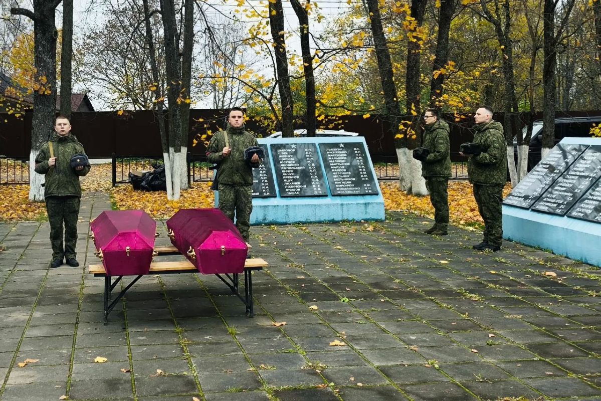 16 октября на братском воинском захоронении в поселке Мельниково Приозерского района состоялась торжественно-траурная церемония захоронения останков воинов Красной Армии, погибших в годы Великой Отечественной войны 16 октября на братском воинском захоронении в поселке Мельниково Приозерского района состоялась торжественно-траурная церемония захоронения останков воинов Красной Армии, погибших в годы Великой Отечественной войны