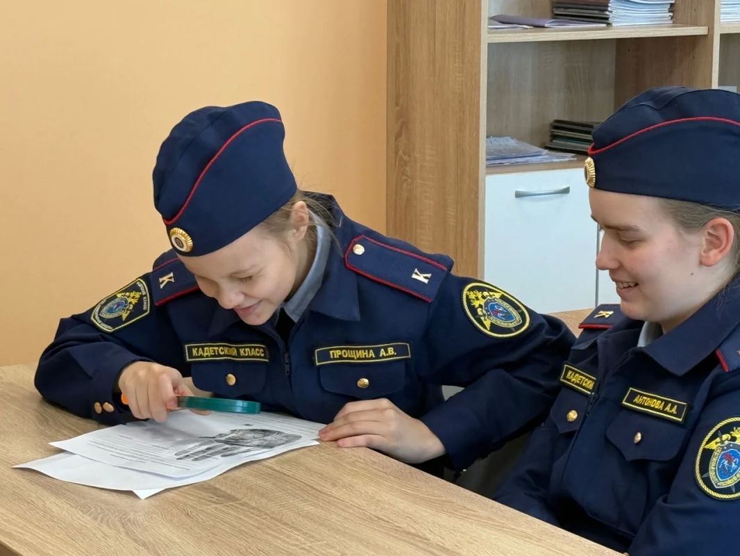 Следователи-криминалисты СУ СК России по Ленинградской области провели занятие с кадетами Следователи-криминалисты СУ СК России по Ленинградской области провели занятие с кадетами
