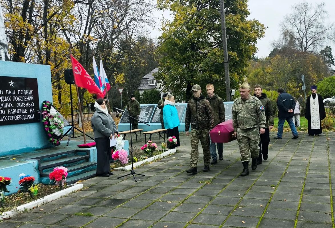 16 октября на братском воинском захоронении в поселке Мельниково Приозерского района состоялась торжественно-траурная церемония захоронения останков воинов Красной Армии, погибших в годы Великой Отечественной войны 16 октября на братском воинском захоронении в поселке Мельниково Приозерского района состоялась торжественно-траурная церемония захоронения останков воинов Красной Армии, погибших в годы Великой Отечественной войны