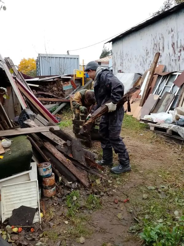 Доброе дело продолжается: волонтёры восстанавливают веранду 85-летней жительницы Мурино Доброе дело продолжается: волонтёры восстанавливают веранду 85-летней жительницы Мурино