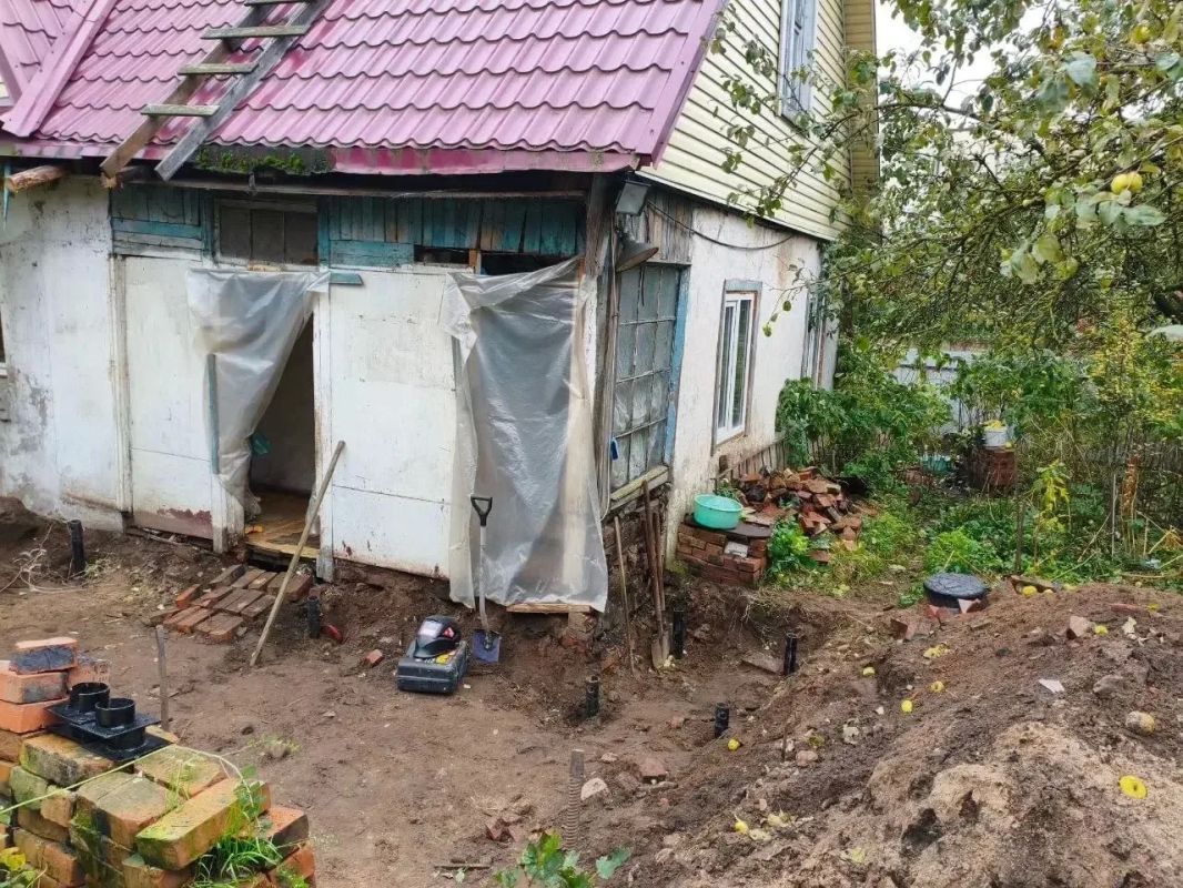 Доброе дело продолжается: волонтёры восстанавливают веранду 85-летней жительницы Мурино Доброе дело продолжается: волонтёры восстанавливают веранду 85-летней жительницы Мурино
