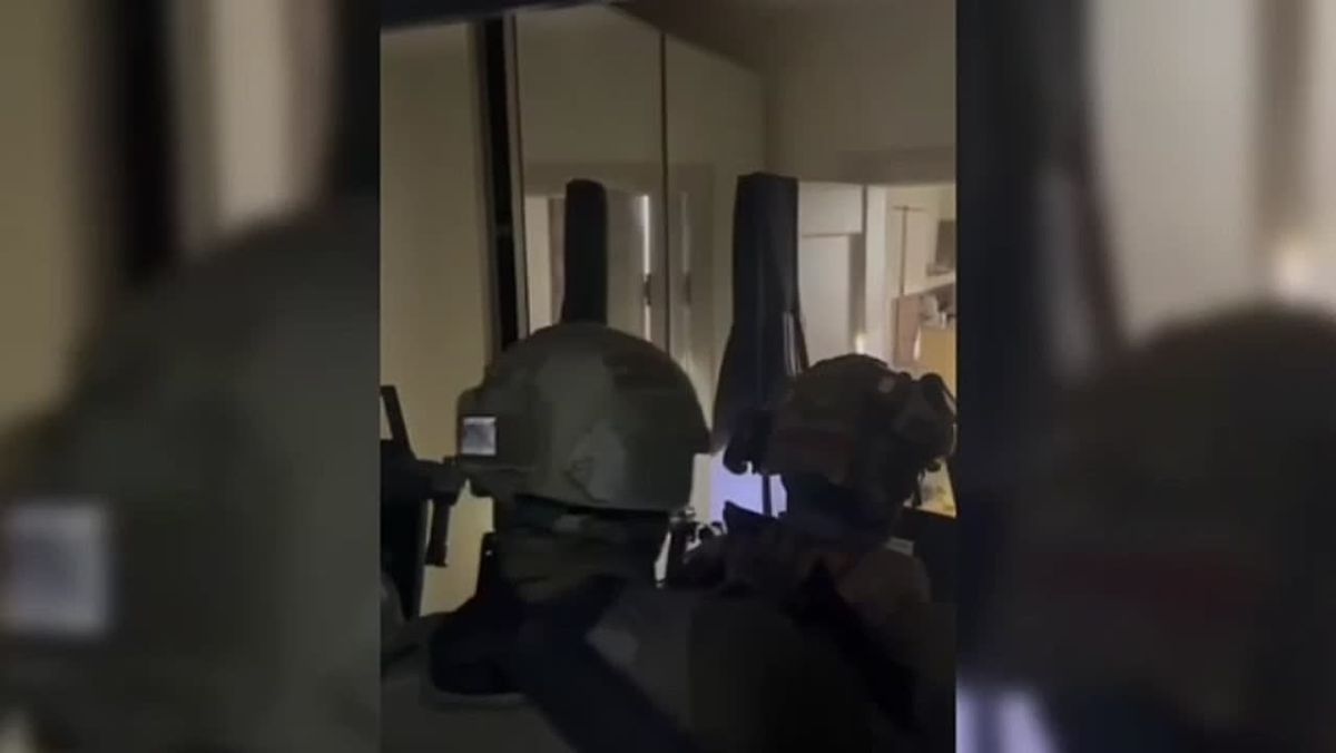 В Кудрово четыре человека, угрожая ножом, заставили мужчину перевести 70 тысяч рублей с банковской карты