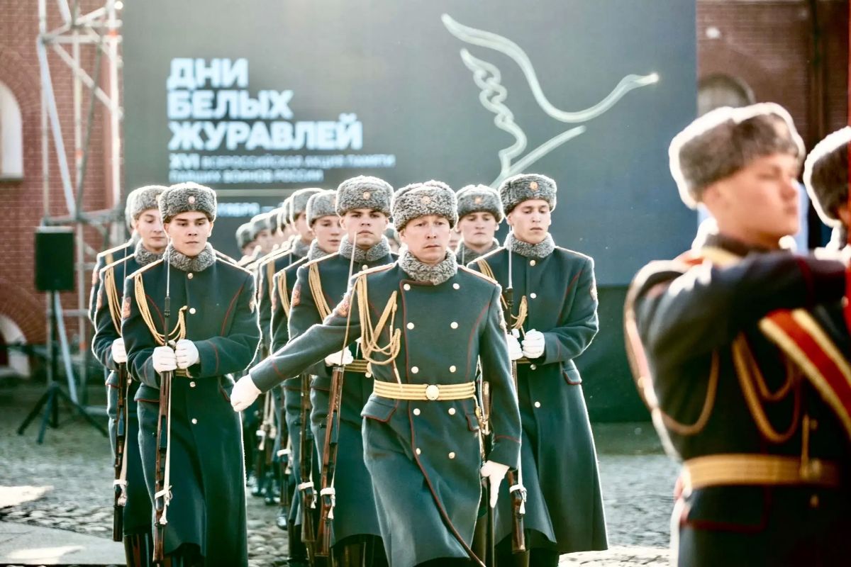 Полуденный выстрел в Петропавловской крепости посвятили памяти погибших защитников Отечества Полуденный выстрел в Петропавловской крепости посвятили памяти погибших защитников Отечества