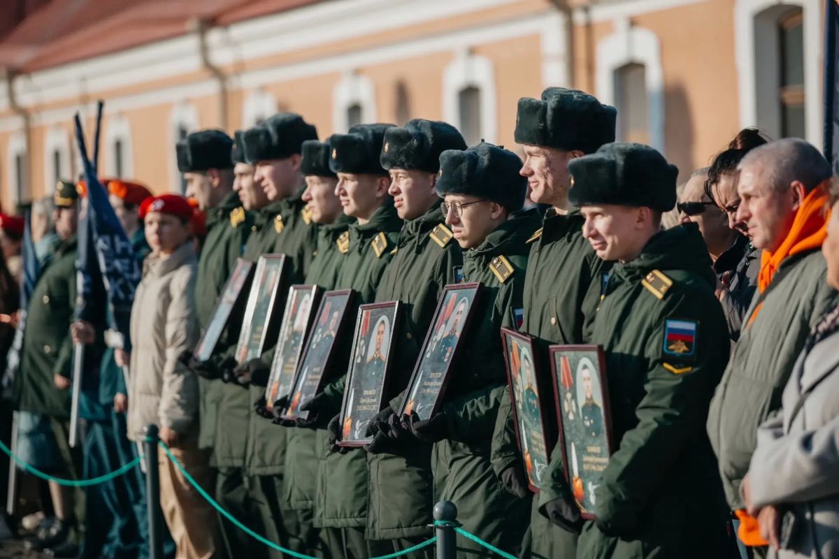 Полуденный выстрел в Петропавловской крепости посвятили памяти погибших защитников Отечества Полуденный выстрел в Петропавловской крепости посвятили памяти погибших защитников Отечества
