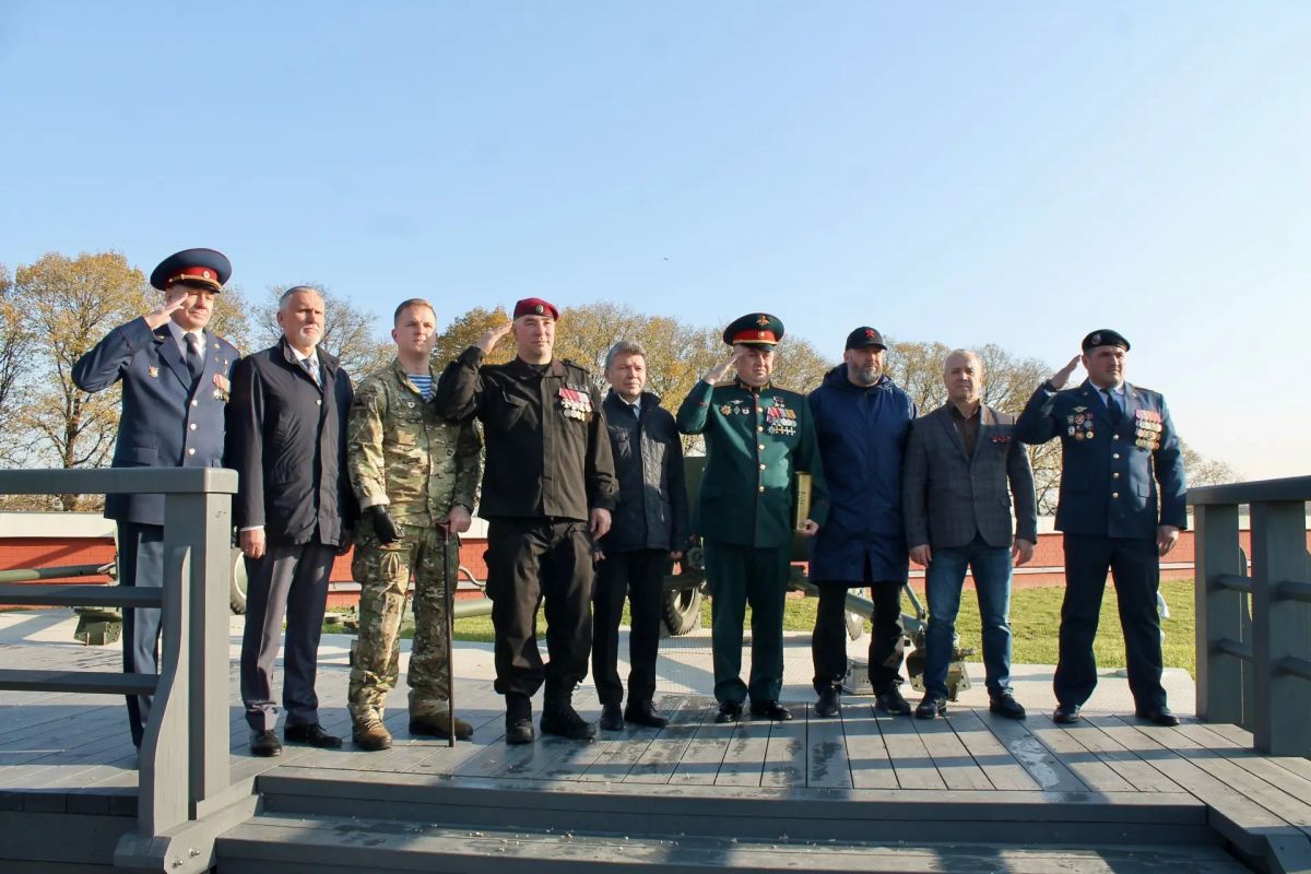 Полуденный выстрел в Петропавловской крепости посвятили памяти погибших защитников Отечества Полуденный выстрел в Петропавловской крепости посвятили памяти погибших защитников Отечества