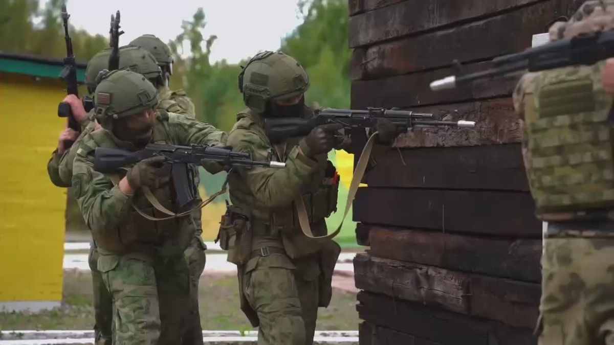 Спецназ Росгвардии отработал оказание медицинской помощи в боевых условиях под Петербургом