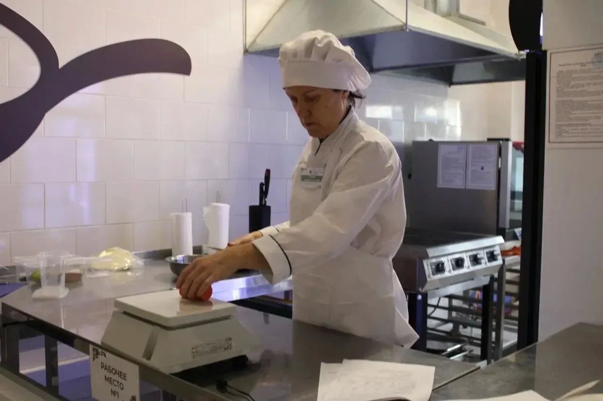 Котлетки с макарошками? Нет, с пюрешкой! Повар из Всеволожской школы №4 Татьяна Вихренко стала «Лучшим школьным поваром — 2026» Котлетки с макарошками? Нет, с пюрешкой! Повар из Всеволожской школы №4 Татьяна Вихренко стала «Лучшим школьным поваром — 2026»