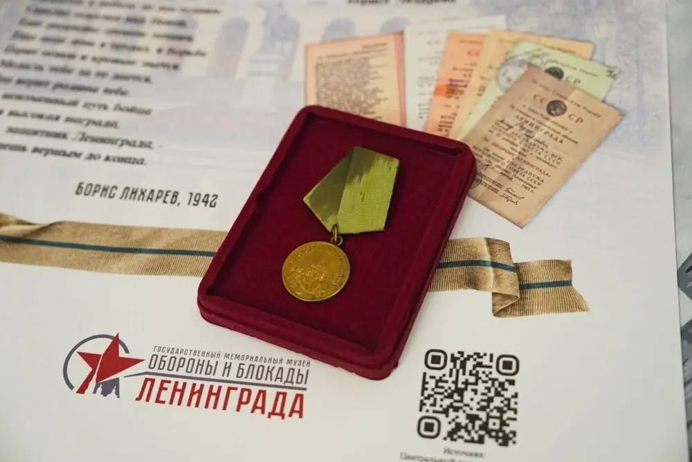 В Мариинском дворце представили работы участников конкурса «Ленинградская победа. Память поколений» В Мариинском дворце представили работы участников конкурса «Ленинградская победа. Память поколений»