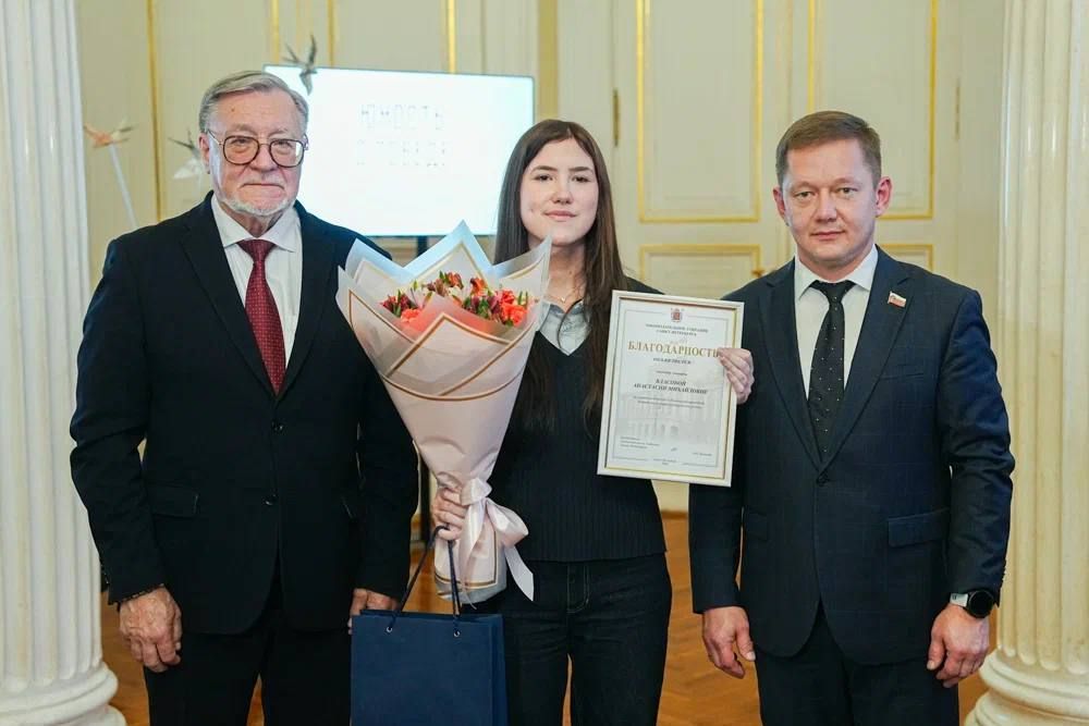 В Мариинском дворце представили работы участников конкурса «Ленинградская победа. Память поколений» В Мариинском дворце представили работы участников конкурса «Ленинградская победа. Память поколений»