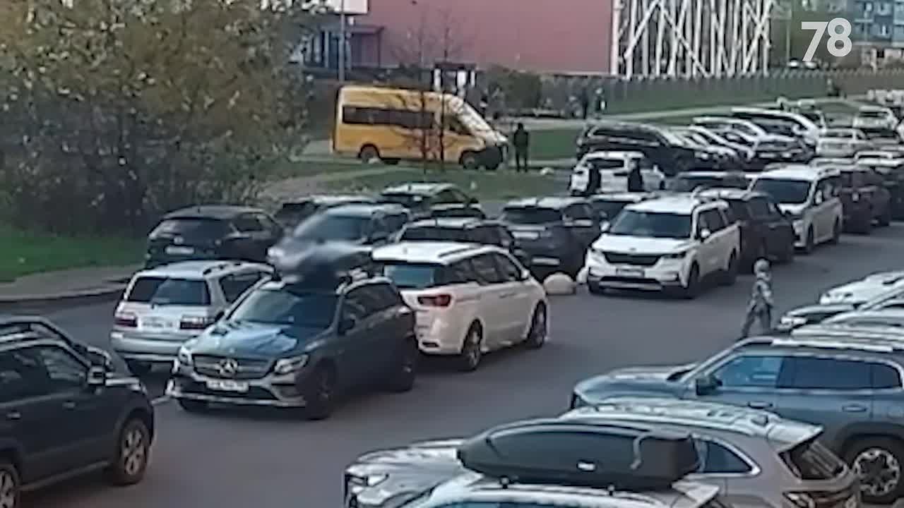 Школьник затерялся среди машин во дворе и попал под колёса кроссовера