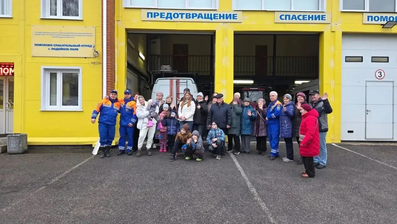 В поисково-спасательных отрядах Аварийно-спасательной службы Ленобласти прошёл день открытых дверей для семей сотрудников