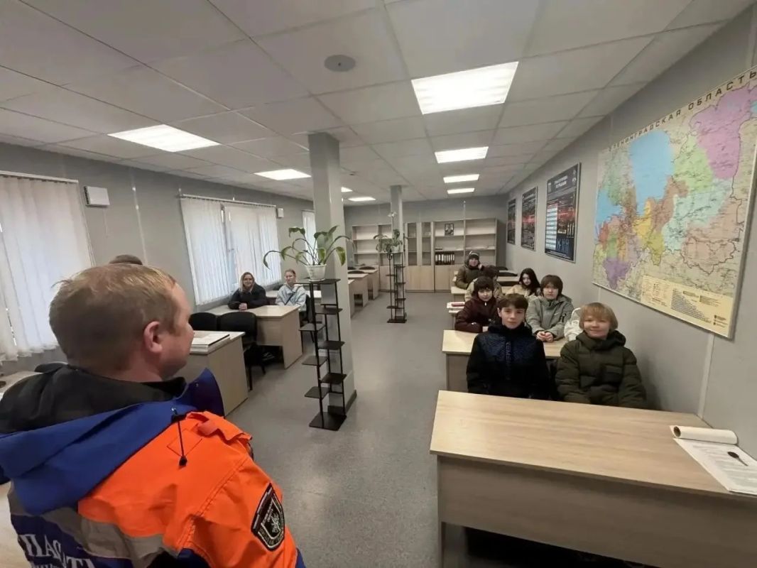 В поисково-спасательных отрядах Аварийно-спасательной службы Ленобласти прошёл день открытых дверей для семей сотрудников В поисково-спасательных отрядах Аварийно-спасательной службы Ленобласти прошёл день открытых дверей для семей сотрудников